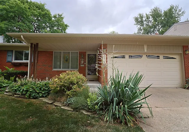 Photo 1 of Single family home for sale at 2298 Columbia Dr, Troy, MI 48083 | MLS# 20261061644 | Listing updated on 2026-08-23