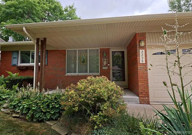Photo 2 of Single family home for sale at 2298 Columbia Dr, Troy, MI 48083 | MLS# 20261061644 | Listing updated on 2026-08-23