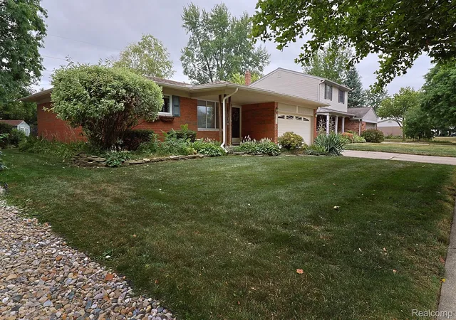Photo 3 of Single family home for sale at 2298 Columbia Dr, Troy, MI 48083 | MLS# 20261061644 | Listing updated on 2026-08-23
