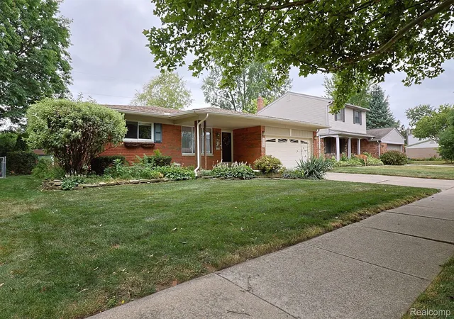 Photo 4 of Single family home for sale at 2298 Columbia Dr, Troy, MI 48083 | MLS# 20261061644 | Listing updated on 2026-08-23