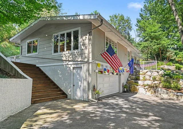 3rd image of 405 Slayton Ave, Grand Haven, MI 49417 | MLS# 71026040705