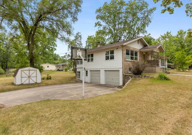 Photo 3 of Single family home for sale at 800 Magnolia St, Big Rapids, MI 49307 | MLS# 72026040706 | Listing updated on 2026-10-06