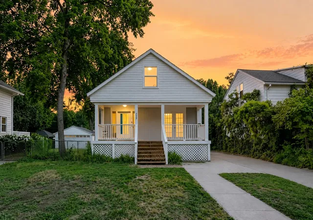 1st image of 125 E Lawrence Ave, Royal Oak, MI 48073 | MLS# 81026040716
