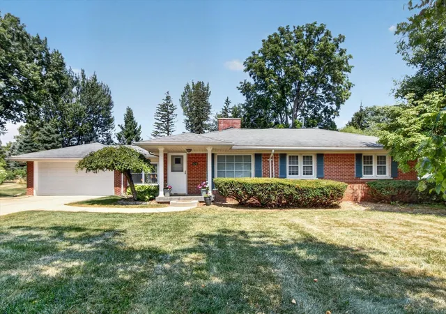 3rd image of 120 Montmorency Rd, Rochester Hills, MI 48307 | MLS# 58050217478