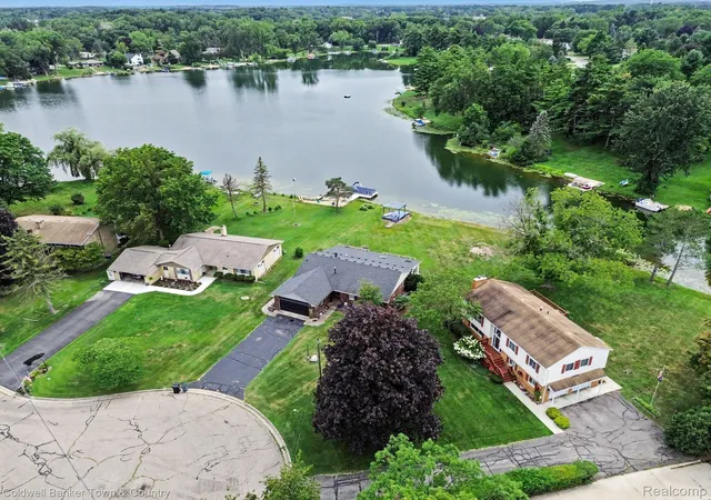 Photo 3 of Single family home for sale at 5134 Red Fox Dr, Brighton, MI 48114 | MLS# 20261061704 | Listing updated on 2026-09-12