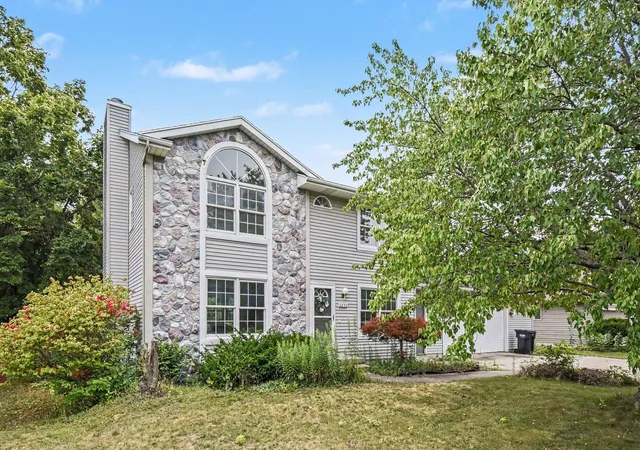 1st image of 2250 Yorktown Dr Se, Grand Rapids, MI 49508 | MLS# 65026040762