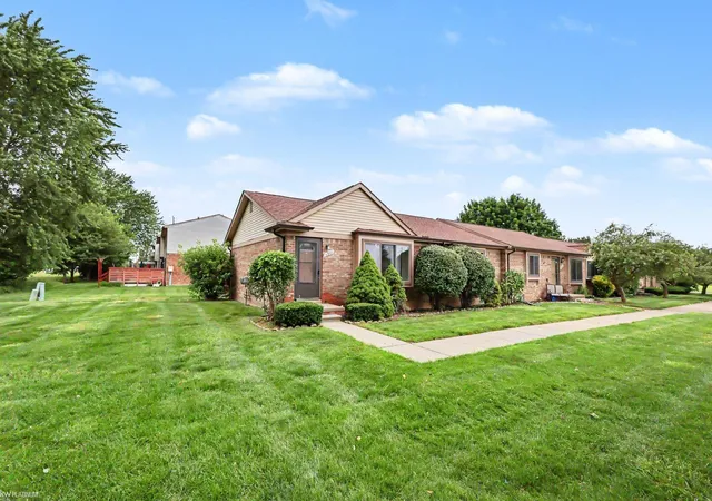 2nd image of 16958 Kingsbrooke Dr, Clinton Township, MI 48038 | MLS# 58050217508