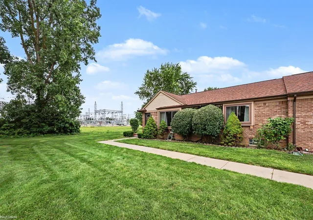 3rd image of 16958 Kingsbrooke Dr, Clinton Township, MI 48038 | MLS# 58050217508