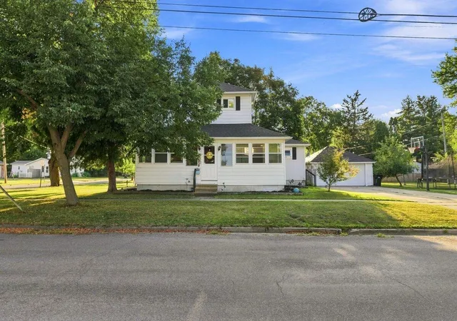 Photo 3 of Single family home for sale at 826 S Park St, Hastings, MI 49058 | MLS# 65026040785 | Listing updated on 2026-08-07