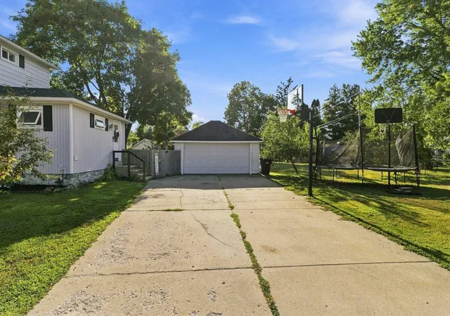 Photo 3 of Single family home for sale at 826 S Park St, Hastings, MI 49058 | MLS# 65026040785 | Listing updated on 2026-08-07