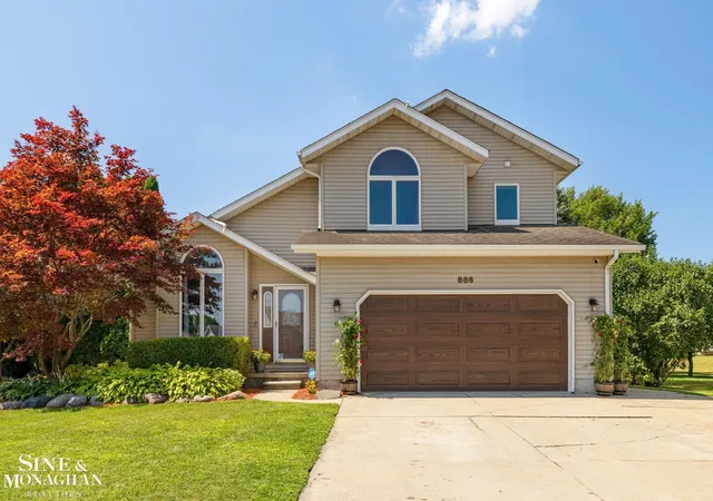 Photo 3 of Single family home for sale at 886 Montana St, Marysville, MI 48040 | MLS# 58050217510 | Listing updated on 2026-08-29