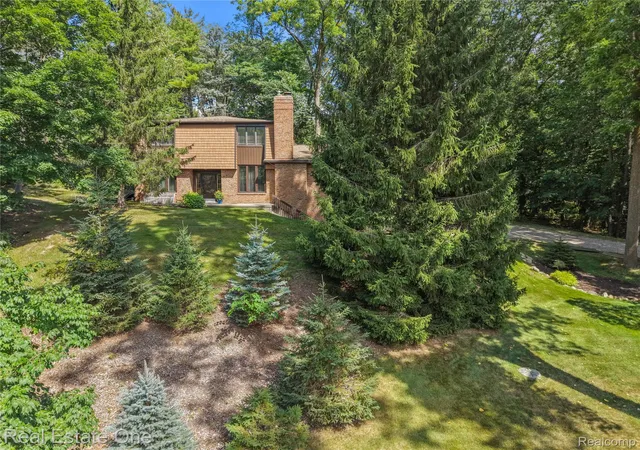 Photo 1 of Sale Pending at 101 Wimberly Dr, Rochester Hills City Oakland, MI 48306 | MLS# 20261061788 | Listing updated on 2026-09-14