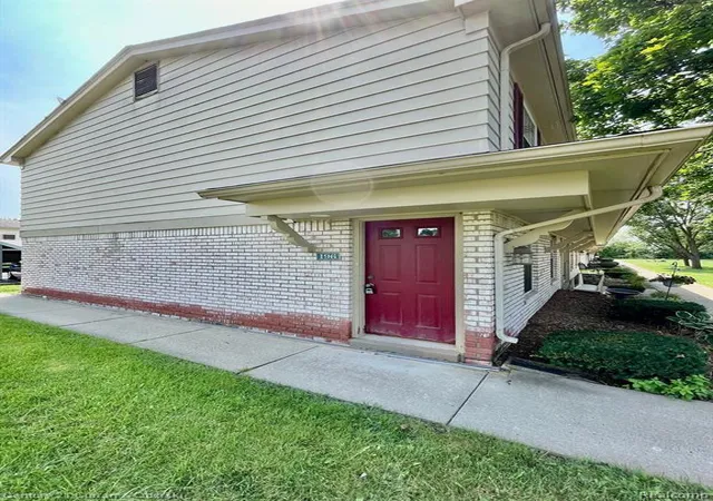2nd image of 196 Princeton Dr, South Lyon, MI 48178 | MLS# 81026040802