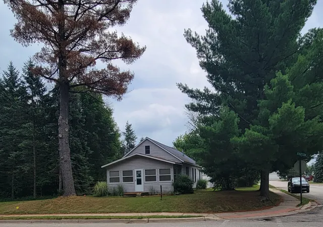 3rd image of 8 E Barton St, Newaygo, MI 49337 | MLS# 65026040831