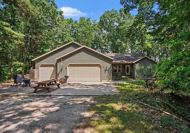 Photo 2 of Single family home for sale at 416 E River Rd, Muskegon, MI 49445 | MLS# 71026040855 | Listing updated on 2026-08-20
