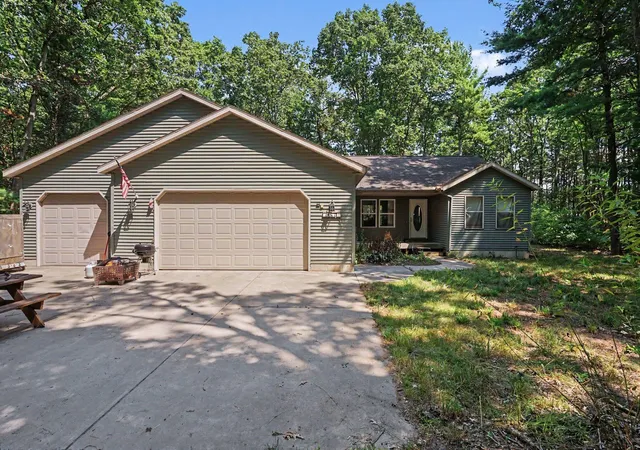 Photo 3 of Single family home for sale at 416 E River Rd, Muskegon, MI 49445 | MLS# 71026040855 | Listing updated on 2026-08-20
