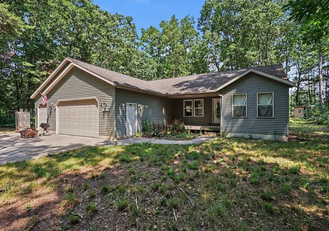 Photo 3 of Single family home for sale at 416 E River Rd, Muskegon, MI 49445 | MLS# 71026040855 | Listing updated on 2026-08-20