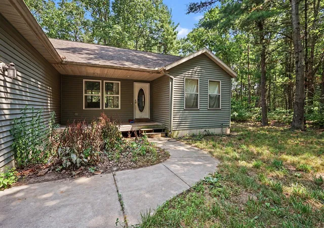 Photo 4 of Single family home for sale at 416 E River Rd, Muskegon, MI 49445 | MLS# 71026040855 | Listing updated on 2026-08-20