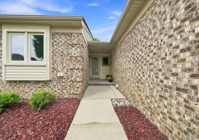 Listing Photo 2 - Condo for sale in building located at 45625 Elm Tree Ln, Shelby Township, MI 48315