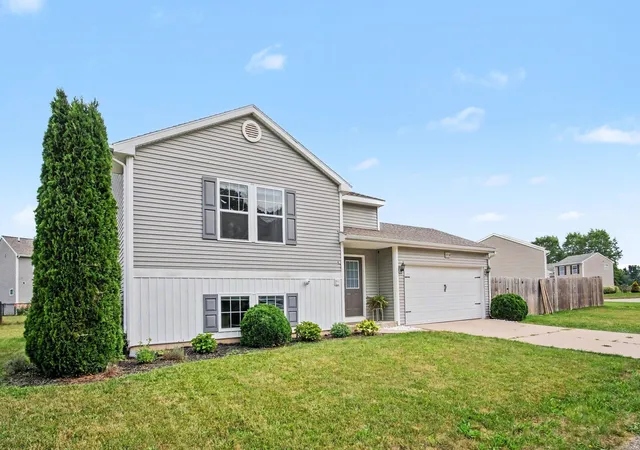 Photo 3 of Single family home for sale at 11720 E Bear Meadows Dr Se, Alto, MI 49302 | MLS# 71026040889 | Listing updated on 2026-09-12