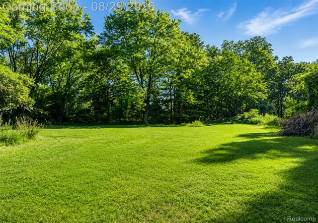 Photo 2 of Single family home for sale at 3216 Warren Dr, Waterford Charter Township Oakland, MI 48329 | MLS# 20261061885 | Listing updated on 2026-10-20