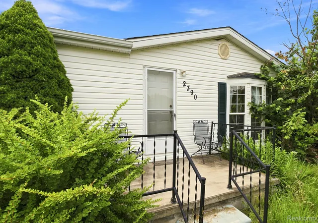 Photo 3 of Single family home for sale at 2390 Lakeshore Rd, Applegate, MI 48401 | MLS# 20261061889 | Listing updated on 2026-08-06