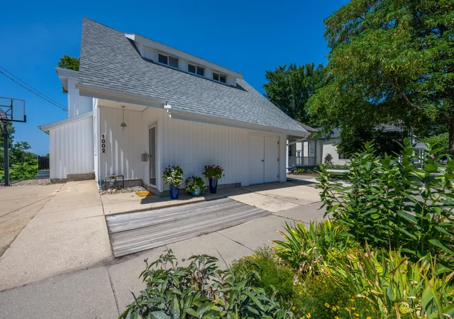 Photo 1 of Single family home for sale at 1002 Lake Blvd, Saint Joseph, MI 49085 | MLS# 69026040909 | Listing updated on 2026-09-14