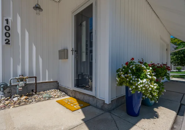 Photo 2 of Single family home for sale at 1002 Lake Blvd, Saint Joseph, MI 49085 | MLS# 69026040909 | Listing updated on 2026-09-14