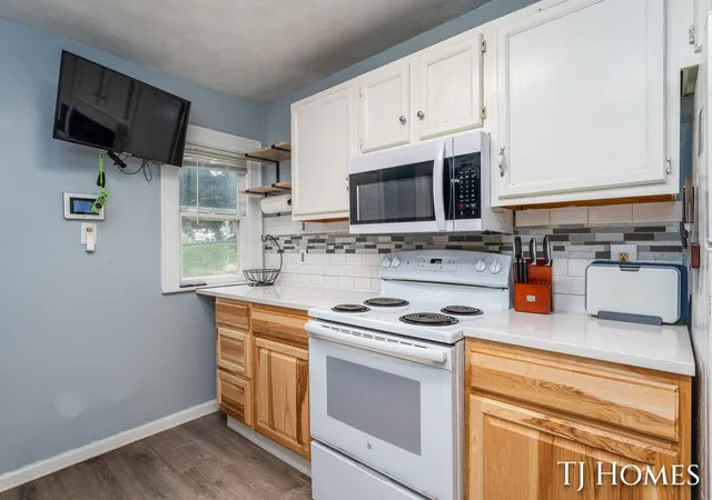 Photo 2 of Single family home for sale at 338 Hanover St Ne, Grand Rapids, MI 49505 | MLS# 65026040916 | Listing updated on 2026-09-16