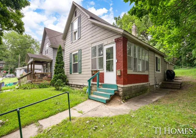 Photo 1 of Single family home for sale at 338 Hanover St Ne, Grand Rapids, MI 49505 | MLS# 65026040916 | Listing updated on 2026-10-07