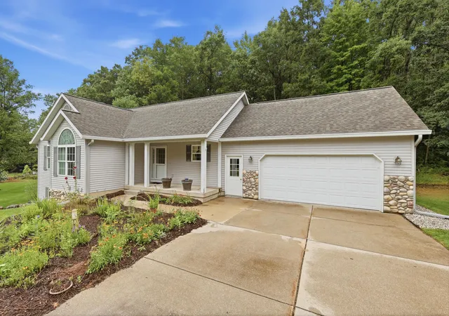Photo 4 of Single family home for sale at 5075 Bonasa Dr NE, Rockford, MI 49341 | MLS# 65026040923 | Listing updated on 2026-09-15