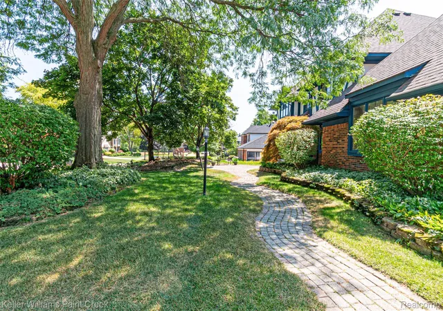 Photo 4 of Single family home for sale at 22577 Shadowglen Dr, Farmington Hills, MI 48335 | MLS# 20261061924 | Listing updated on 2026-09-19