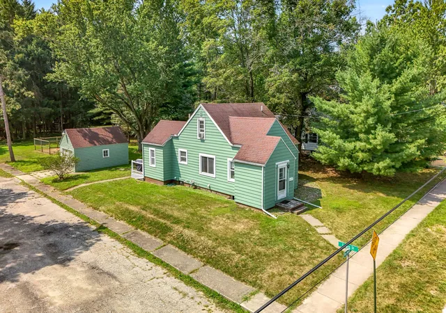 Photo 3 of Single family home for sale at 98 Westwood St, Hillsdale, MI 49242 | MLS# 53026040963 | Listing updated on 2026-09-07