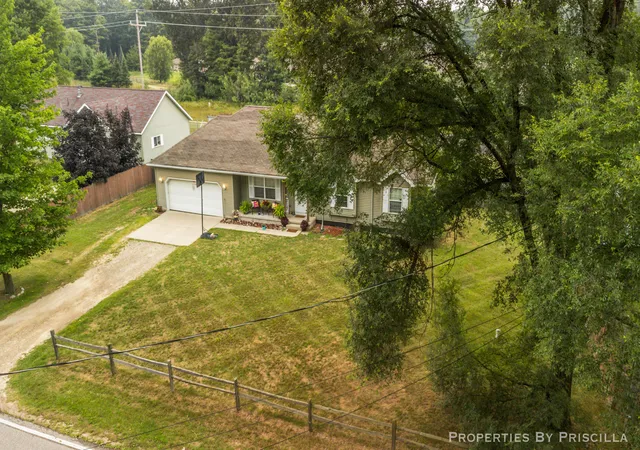 3rd image of 333 W Allen St, Newaygo, MI 49337 | MLS# 65026040957