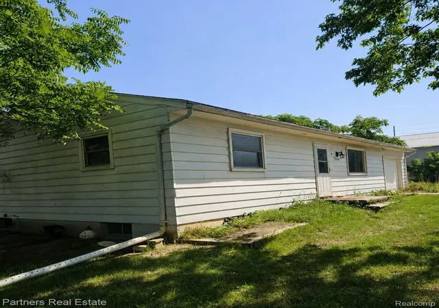 Photo 3 of Single family home for sale at 1382 Lucy Rd, Howell, MI 48843 | MLS# 20261061969 | Listing updated on 2026-09-14