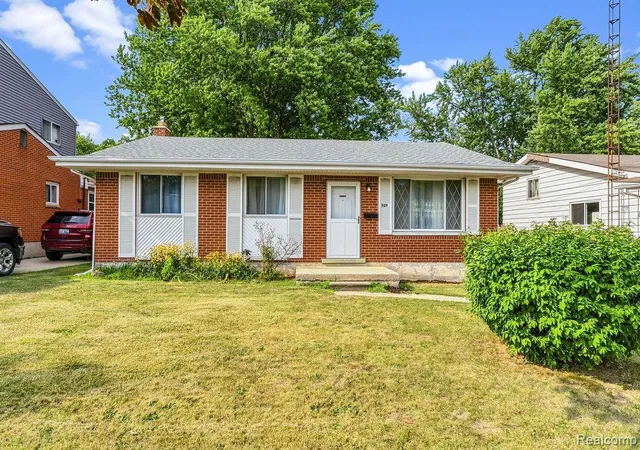 Photo 3 of Single family home for sale at 909 Lochhead Ave, Flint, MI 48507 | MLS# 20261061988 | Listing updated on 2026-09-11