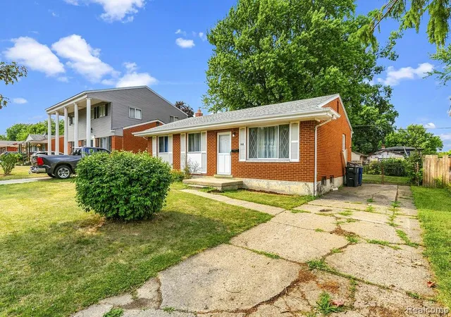 Photo 4 of Single family home for sale at 909 Lochhead Ave, Flint, MI 48507 | MLS# 20261061988 | Listing updated on 2026-09-11