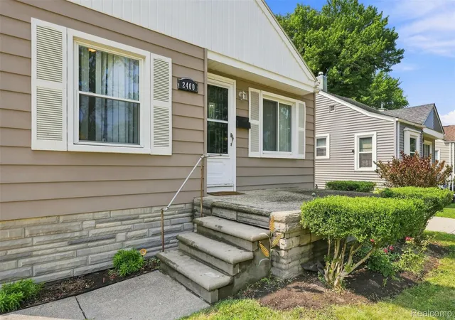 Photo 3 of Single family home for sale at 2400 Guthrie Ave, Royal Oak, MI 48067 | MLS# 20261062028 | Listing updated on 2026-10-06