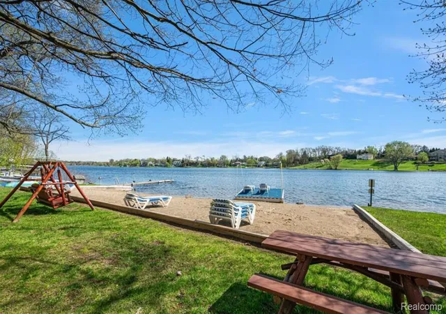 Photo 34 of Single family home for sale at 2404 Uplong St, West Bloomfield, MI 48324 | MLS# 20261062035 | Listing updated on 2026-09-01