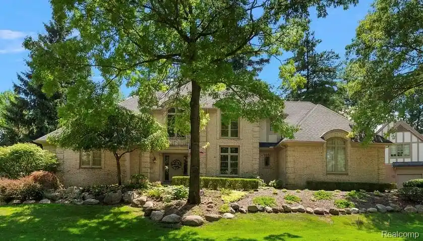Listing Photo 1 - Condo for sale in 1086 Autumn Ln located at 1086 Autumn Ln, Bloomfield Hills, MI 48304 - Unit 1086 Autumn Ln