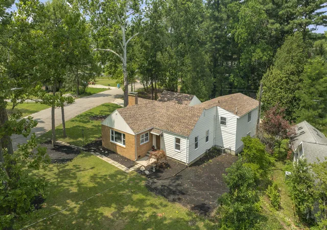 Photo 3 of Single family home for sale at 811 Tomahawk Ln, Niles, MI 49120 | MLS# 69026041026 | Listing updated on 2026-09-14