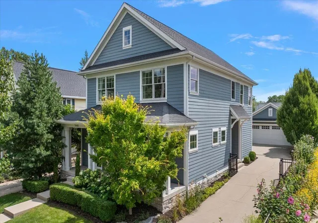 Photo 2 of Single family home for sale at 548 Lovett Ave Se, Grand Rapids, MI 49506 | MLS# 71026041035 | Listing updated on 2026-08-28