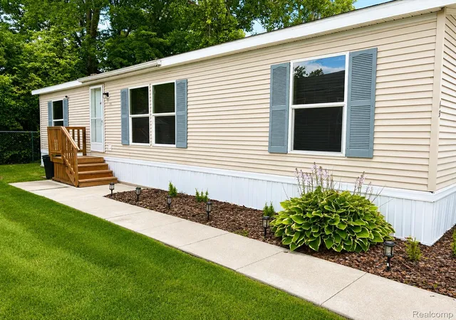 Photo 2 of Single family home for sale at 3730 Lapeer Rd, Port Huron, MI 48060 | MLS# 20261062071 | Listing updated on 2026-08-31