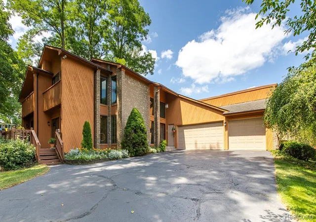 Photo 2 of Single family home for sale at 7880 Deerhill Dr, Clarkston, MI 48346 | MLS# 20261062078 | Listing updated on 2026-08-30