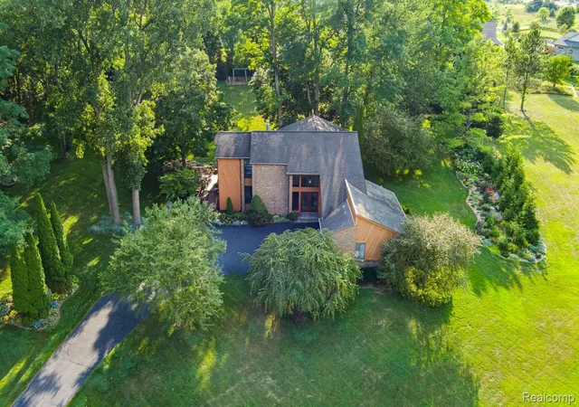 Photo 2 of Single family home for sale at 7880 Deerhill Dr, Clarkston, MI 48346 | MLS# 20261062078 | Listing updated on 2026-08-30