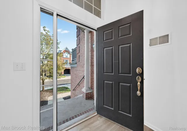 Photo 4 of Condo for sale at 37508 Newburgh Park Cir, Livonia, MI 48152 | MLS# 20261062103 | Listing updated on 2026-09-08