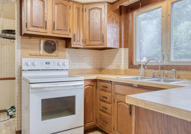2nd image of 533 Fletcher St, Owosso, MI 48867 | MLS# 5050217646