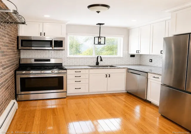 Listing Photo 4 - Condo for sale in building located at 433 Miller Ave, Rochester, MI 48307 - Unit #203