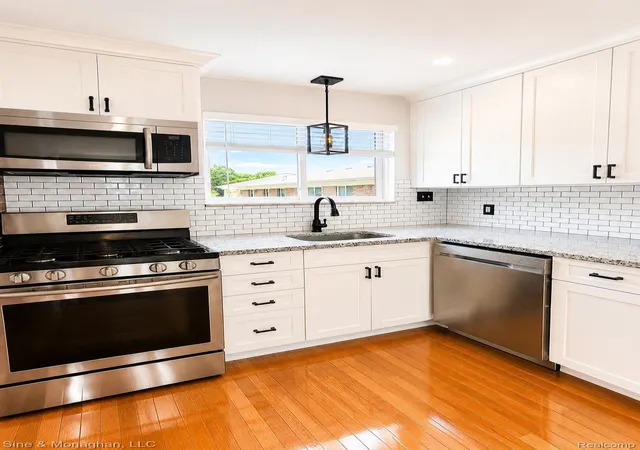 Listing Photo 5 - Condo for sale in building located at 433 Miller Ave, Rochester, MI 48307 - Unit #203