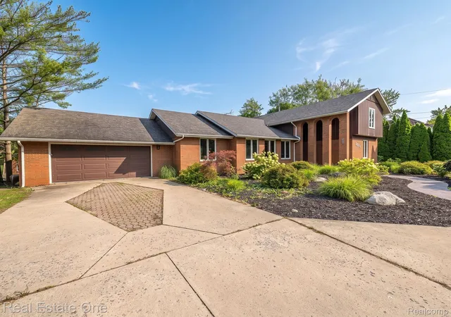 Photo 2 of Single family home for sale at 3311 N Custer Rd, Monroe, MI 48162 | MLS# 20261062150 | Listing updated on 2026-08-31